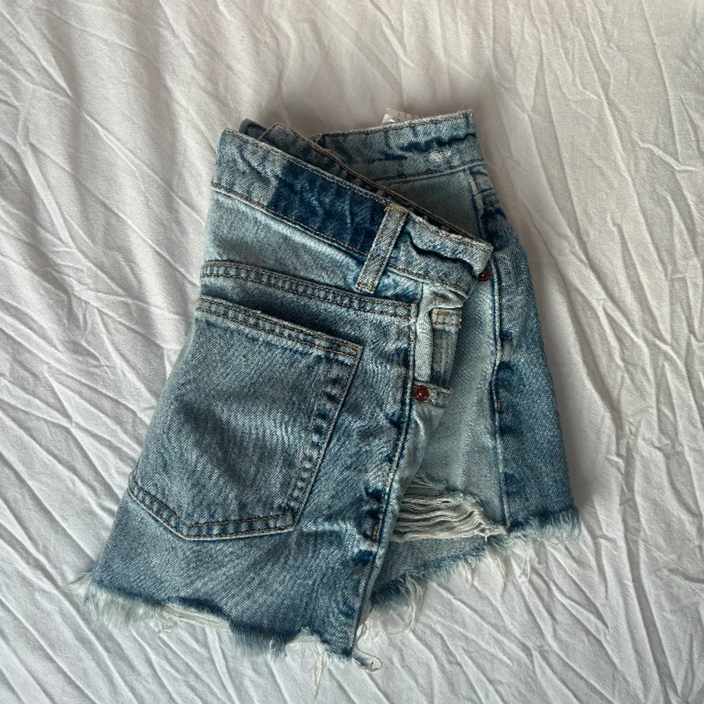 Säljer dessa jeans shorts från zara! Skidnygga som sitter mid waist, endast använd fåtal gånger förra sommaren💗. Shorts.