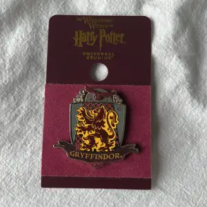 En officiell Harry Potter pin av elevhemmet Gryffindor
