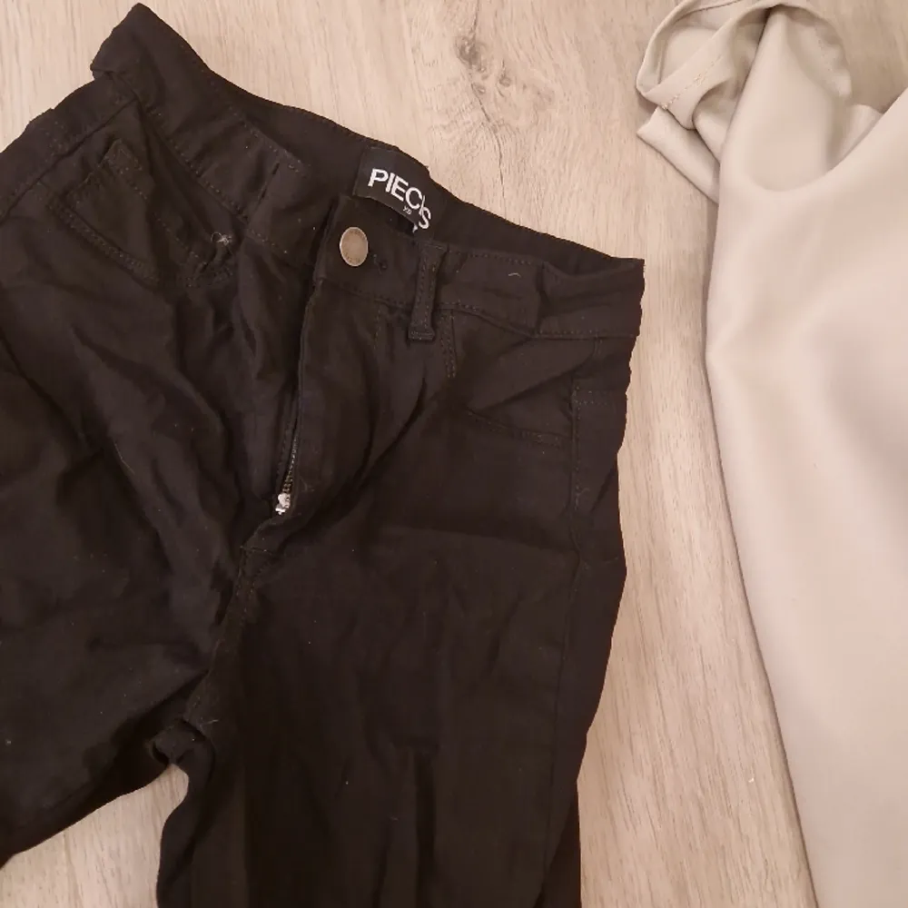 Jätte sköna jeans men säljer för att de inte används mer. Det känns som mjukisbyxor nästan eller leggins i tyget . Jeans & Byxor.