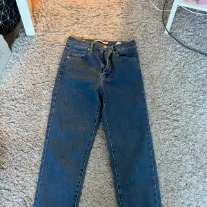 Super fina knabbt andvänd Levis jeans. 