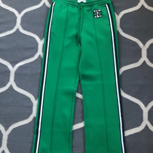 Rabanne H&M Appluqued Track (Men’s, Green)  - Ett par riktigt sköna byxor från HM. Helt nya och 10/10 i skick. Dessa hör till tröjan (kan köpas separat) 