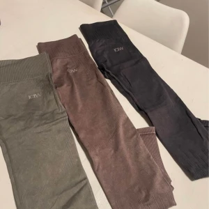 Tränings tights - Tränings byxor i stl M väldigt fint skick dom i mitten är aldrig använda  säljs då dom är för stora för mig nypris 699kr styck säljer nu alla för 450kr