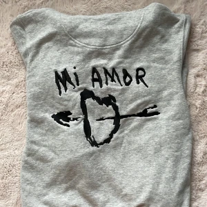Mi Amor hoodie  - Nyskick, nästan aldrig använd. byter gärna med någon som har M/L i mörkblå  eller säljer💓🌟🙌💛