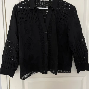Blus-Skjorta ZARA - Intressekoll på denna blus skjorta från Zara. Använd ett fåtal gånger. Hör av dig vid frågor💓