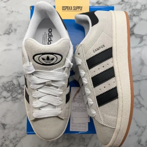 Adidas Campus 00s (W) ”Crystal White” - Adidas Campus 00s (W) ”Crystal White”  Helt nya och oanvända. Storlek 40 2/3.  Pris: 1449+frakt.  Skicka ett meddelande vid intresse.  Mvh, Oscar 