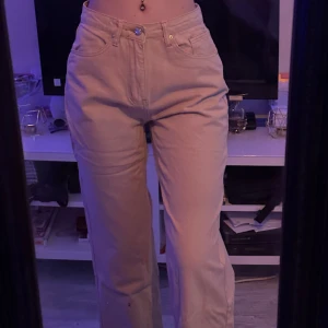 Beige jeans - Fina beiga jeans med vida ben  Original pris 229kr
