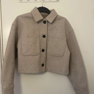 Kappa  - Jag säljer min kappa som jag har använt mycket men tagit hand om väldigt bra. Kappan är i jättebra skick. Köpte jackan för 350kr. Säljer kappan för 170kr. Köpte kappan för ungefär ett år sedan. Hör gärna av er innan ni trycker på köp nu💞