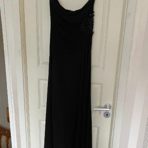 Klänning - Strapless enke svart klänning 