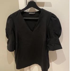 Super fin svart blus!! - Blus från Stockho LM!! Andra bilden är min den har varit i min garderob så den har massa katthår på sig, köptes för 500 ungefär o säljer för 100!! 