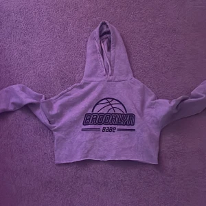 Kort hoodie - Köptes för 299 Säljs för 79kr  Priset kan diskuteras!  