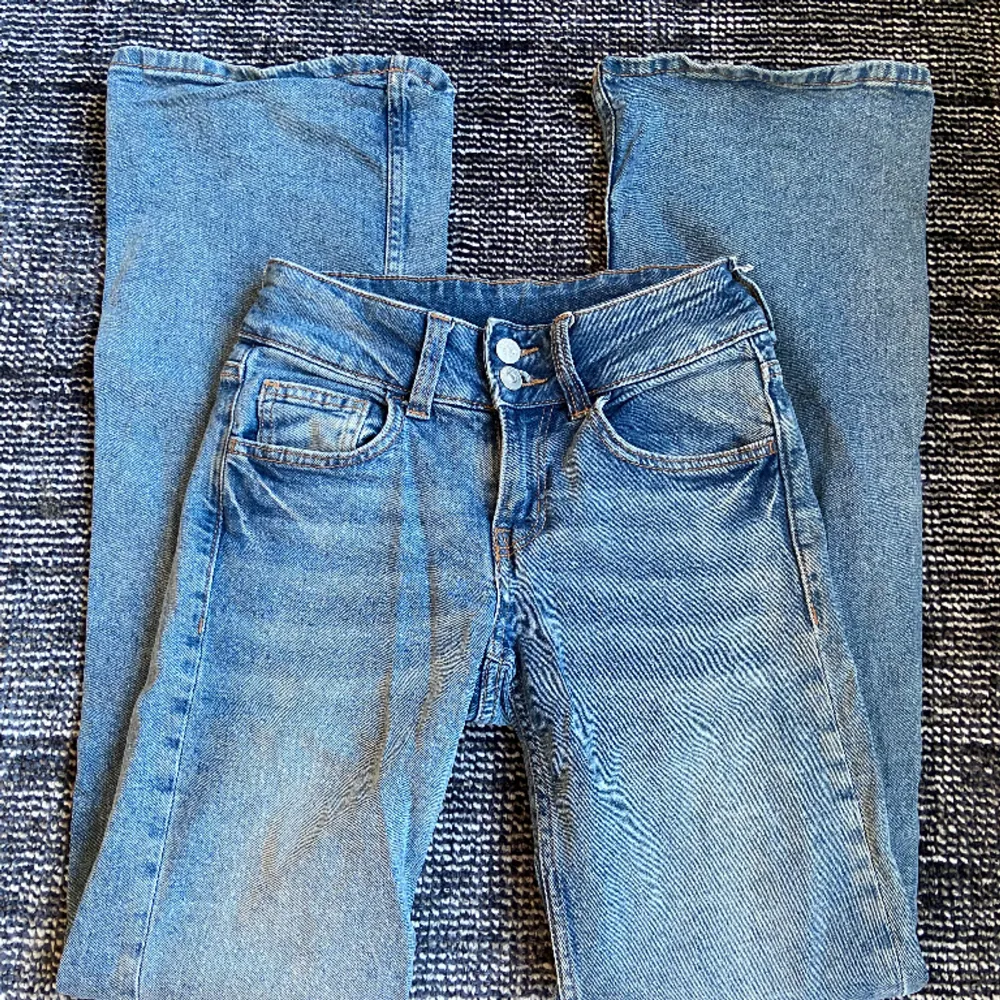 Säljer dessa snygga lågmidjade jeansen ifrån HM med supercoola fickor! de har inga defekter💓 Skriv privat om du har några frågor💕. Jeans & Byxor.