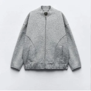 Zara grå jacka - Vår jacka från zara andvänd 3 gånger så helt nytt skick! Lånade bilder (storlek m/L men passar mig bra som har s!)