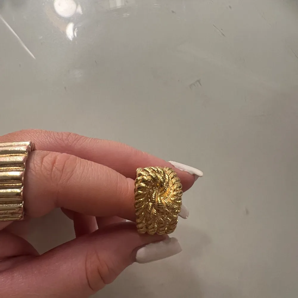 Säljer min fina KAMILLA ring från Safira. Den är 24k guldpläterad. Den är aldrig använd då den inte passar, och glömde skicka tillbaka den. Köpt i somras och verkar vara helt slutsåld på hemsidan. Storlek 18🩷 nypris-1149, säljer för 450. Accessoarer.