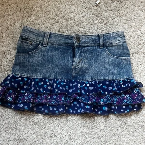 Jeanskjol med volanger - Såå fin jeanskjol med volanger😍 Midjemått rakt 37 Midjemått runt 77 Längd 28 cm 