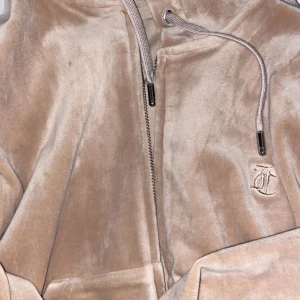 Juicy couture  - Säljer min juicy dress i storlek Xxs. Köptes från Nellys hemsida. Nyskick! Kan hämtas och skickas. 🤍