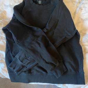Skön svart tröja från Cubus i storlek XS, bra skick och använd några fåtal gånger! Kontakta vid intresse eller funderingar! 