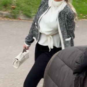 Så snygg kofta😮‍💨 - Säljer denna så snygga kofta/cardiganen❤️‍🔥så fina detaljer på! storlek 38☺️köpt för 699 använt två gånger 