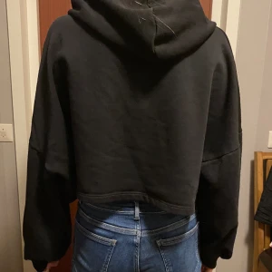 Svart magtröja/hoodie - Har inte använt denna på väldigt länge. Den är i väldigt bra skick då jag bara använde den 2-4 gånger.