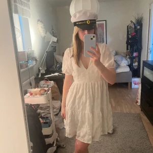 Klänning/ studentklänning - Säljer en av mina helt oanvända studentklänningar! Jätte bekväm och söt som fasiken💃 pris kan diskuteras💕 Storlek: S 