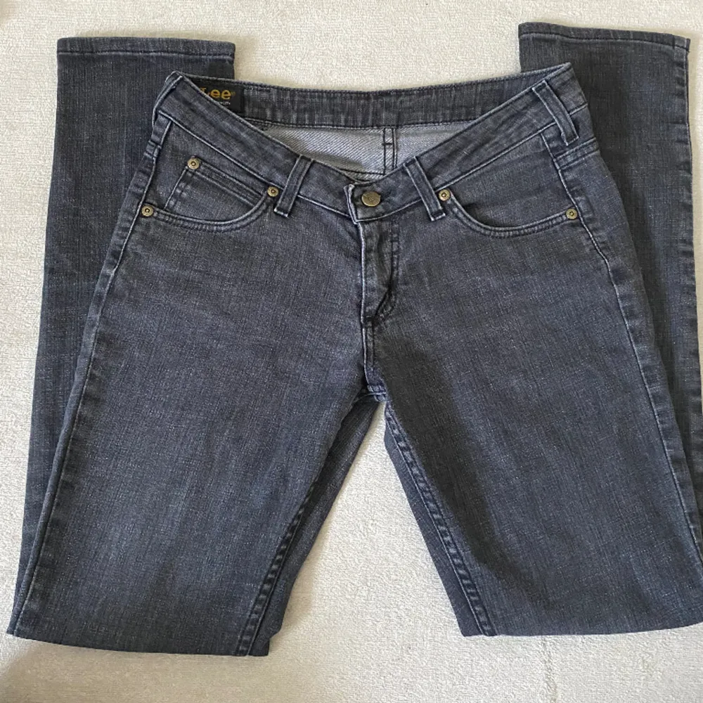 Skriv för fler bilder! Kom gärna med prisförlsag! 💙Supersnygga svarta/gråa jeans från Lee, storlek 36 🩶 Midjemått rätt över 45cm.  Innerbenslängd 80cm. Jeans & Byxor.