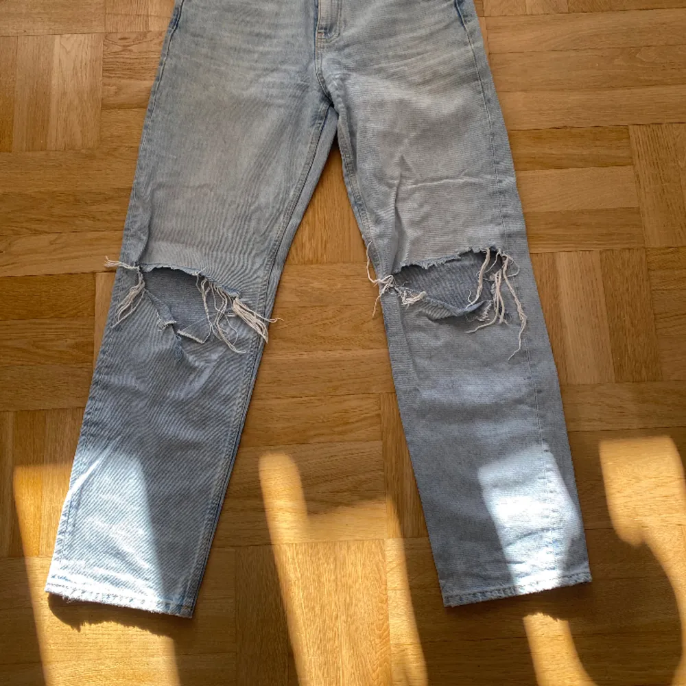 Säljer dessa jeans då dom inte kommer till användning, bra skick o inga defekter, om priset inte passar så är jag väldigt öppen till prisförslag🫶🏻💘 skriv för mer info . Jeans & Byxor.