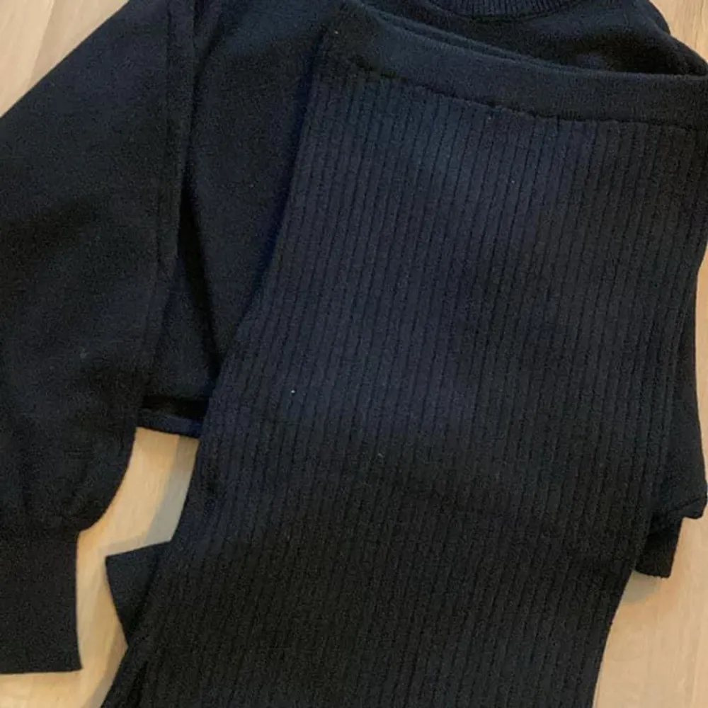 Stickat set från NA-KD  Ribbad kjol med slits på båda sidor  Kortare tröja med ”ballongarmar”  Använt en gång och i nyskick   Dyrt inköp . Stickat.