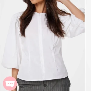 Vit topp - Vit topp med puffärmar🤍 nyskick, kommer tyvärr inte till användning   Nypris. 429, skriv för bilder 