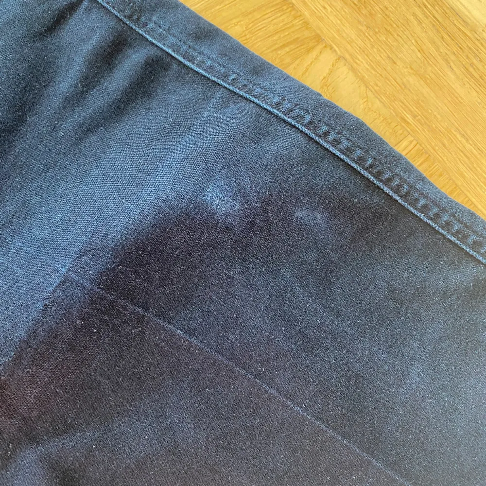 Säljer dessa jeans då dom är lite förkorta, bra skick o har endast en liten fläck på ena sidan av låret men syns inte så tydligt när de används, är väldigt öppen till prisförslag om priset inte passar🫶🏻💘 skriv för mer info. Jeans & Byxor.