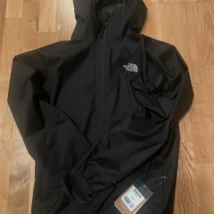 The North Face regn/vindjacka - The North Face regn/vindjacka i storlek S helt oanvänd och inköpt för ett år sedan, Org pris 1300 