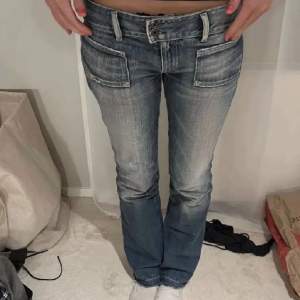 Säljer ett par så sjukt snygga jeans från diesel som liknar de på första bilden. OBS!! första bilden är alltså lånad och de jag säljer finns på andra och tredje bilden. Midjemåttet är 42 cm och Innerbenslängden: 74 cm. Skriv för mer info💕