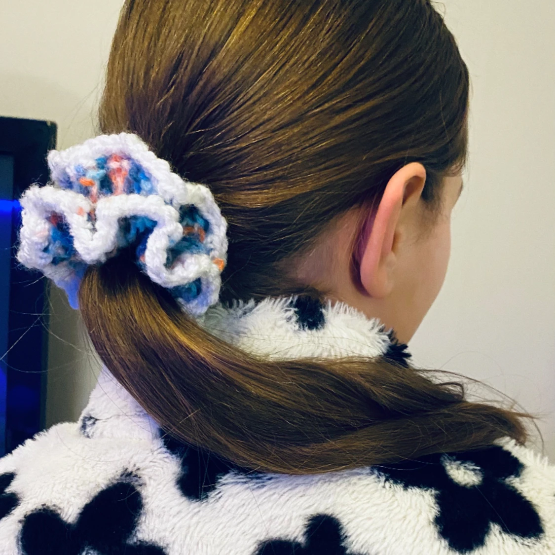 Färgglad handgjord virkad scrunshie - 90
