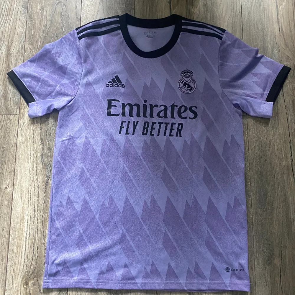 Säljer min Real Madrid tröja från förra säsongen (22/23), denna har bara legat och skräpat då jag fick den och insåg sen att den inte passade mig.  Storlek M, i nyskick.. T-shirts.