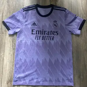 Säljer min Real Madrid tröja från förra säsongen (22/23), denna har bara legat och skräpat då jag fick den och insåg sen att den inte passade mig.  Storlek M, i nyskick.