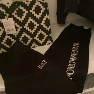 armani mjukis - storlek xs. Som nya. har även koftan om du skulle vilja köpa till. 