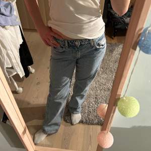Jättesnygga ljusblå jeans från arrow, säljer då de inte kommer till användning längre!💕💕Fint skick förutom längst ned där de är aningen skrufsiga men annars mycket bra! Tryck gärna på köp nu och är öppen till prisförslag