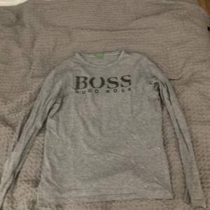 Säljer denna Hugo boss tröja, väldigt osäker på om den är riktig eller fake. Så lägger den för ett ganska lågt pris inga skador då jag aldrig använt tröjan.
