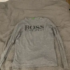 Säljer denna Hugo boss tröja, väldigt osäker på om den är riktig eller fake. Så lägger den för ett ganska lågt pris inga skador då jag aldrig använt tröjan.