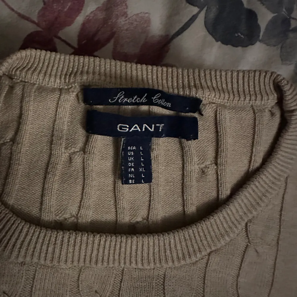 Jätte fin gant tröja, storlek L men den passar som S-M. Aldrig använd!🤍. Tröjor & Koftor.