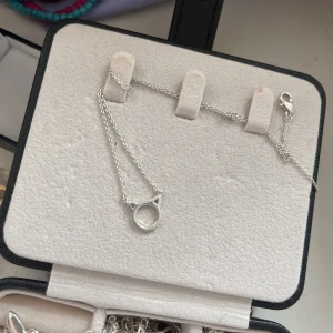 Halsband!!  - Jätte gulligt halsband! Riktigt silver!! De var en present som jag fick för många år sedan. 