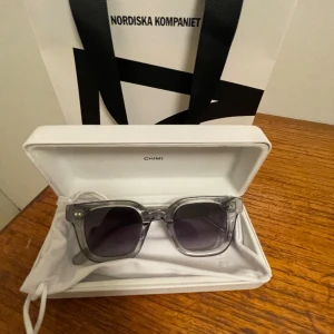 Chimi 04 - Säljer mina Chimi glasögon i modellen 04. Dom är i ett toppen skick. Kvitto, box och allt annat medföljer. Perfekta för sommaren. Skriv till mig om du har några frågor.