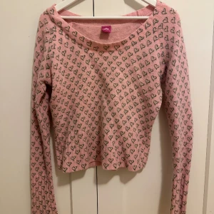 Stickad tröja med hjärtan - Supersöt rosa stickad tröja med hjärtan. Från Fornarina i storlek i Storlek S-M. 💞