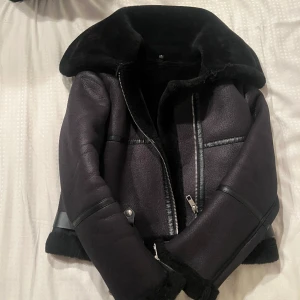 Läder jacka  - Säljer denna läder jackan då jag inte riktigt får användning för den, pga fel storlek! Jätte fin och säljer endast för 350kr köpt för 1599:-🥰 som ny ! 