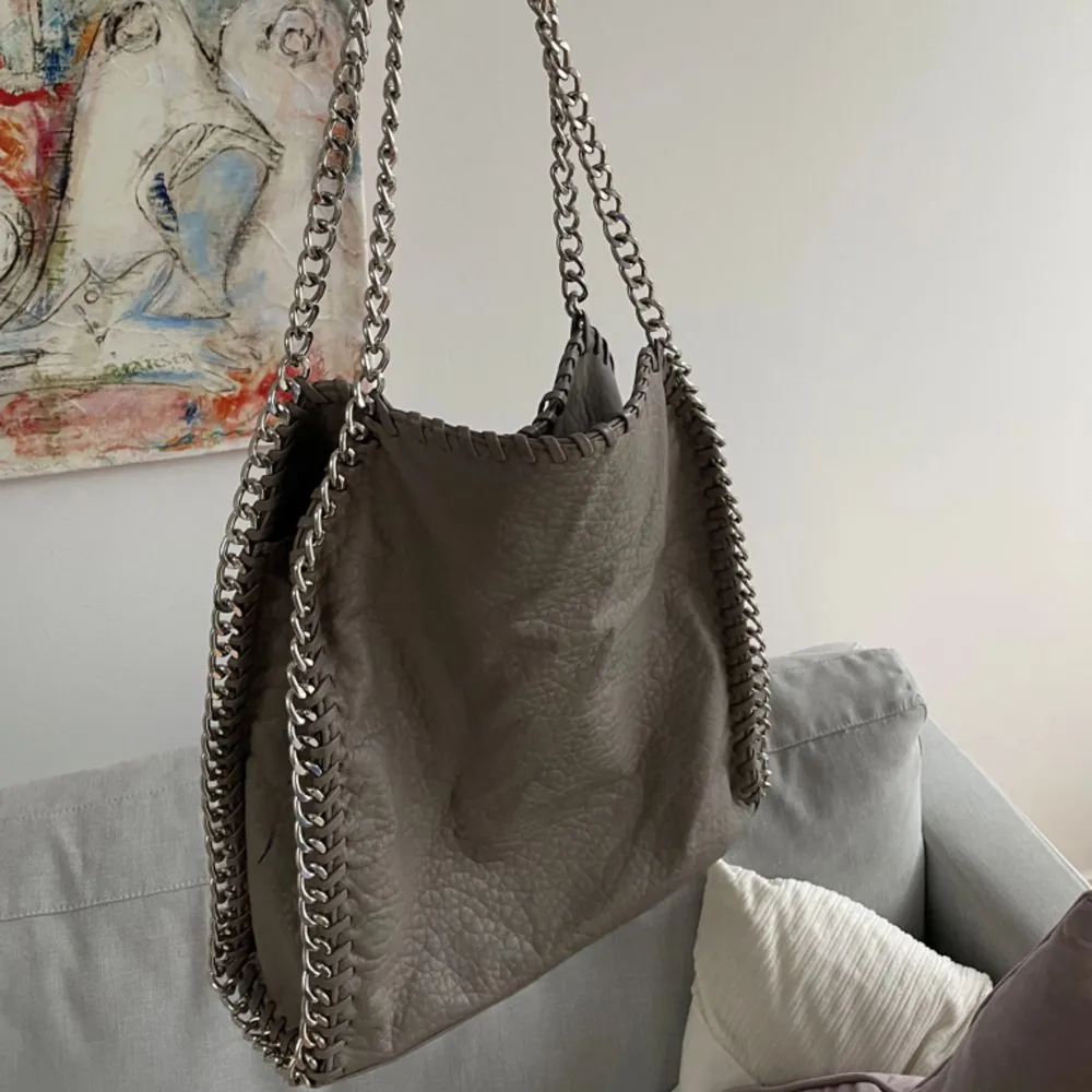 Stor grå Tiamo väska ifrån scorett, ny pris 599kr. Den är i fint skick då den inte använd så mycket.  (Lånat en bild ifrån en annan tjej på plick)💗🌸. Väskor.