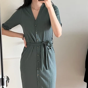 Klänning från Bubbelroom - Somrig vardagsklänning från Bubbelroom 🤩Går att knyta vid midjan 