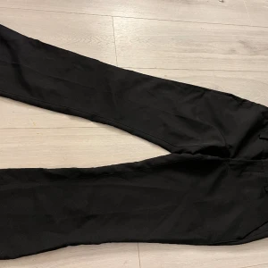 Low waisted kostymbyxor  - Dem här kostymbyxorna kommer från bikbok och är i jättefint skick, dem är lite små i storleken 