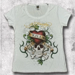 ed hardy t shirt - säljer denna skitsnygga ed hardy t shirten då den tyvärr var för stor för mig. lånade bilder kom priv för egna 💓💓