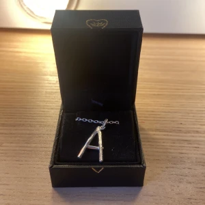 Maria Nilsdotter halsband - Säljer mitt älskade A-halsband ifrån Maria Nilsdotter. Det e helt oanvänt och jag säljer pågrund av att jag bytte till guld. Kan också tänka mig att byta mot ett halsband i guld! Äktighets bevis finns!