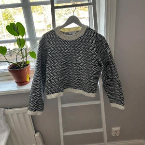 Croppad stickad tröja &other stories  - Skicket är använt men fint, tröjan är till stor del gjord i ull så den blir tyvärr lätt nopprig, men jag har gett den en omgång med min noppmaskin så den ska vara som ny💕