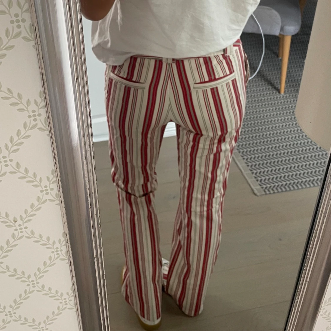 Randiga bootcut byxor