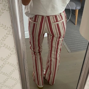 Randiga bootcut byxor - Säljer dessa coola och unika bootcut byxor. Stl 38.   Använda men i fint skick och inga defekter förekommer 